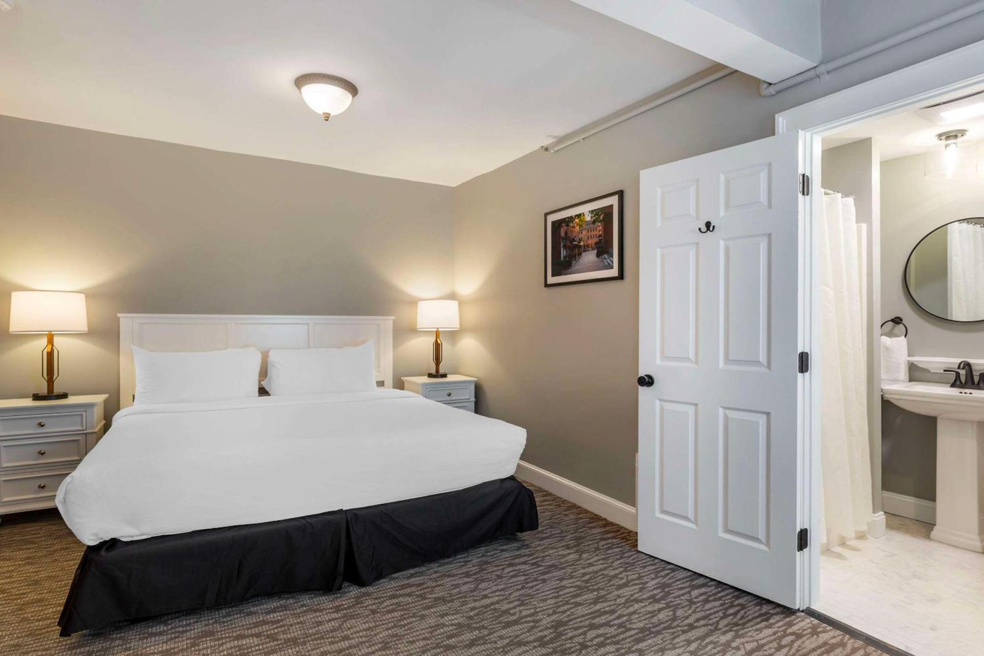 Essex Street & Suites, Ascend Collection Hotel 4*