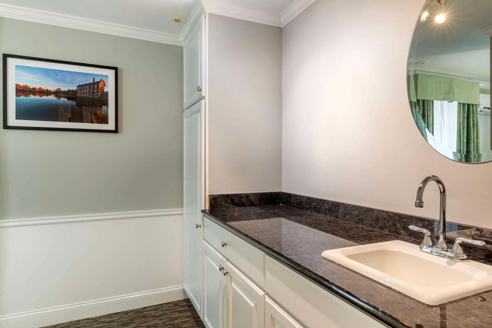Hotel Essex Street & Suites, Ascend Collection 4*