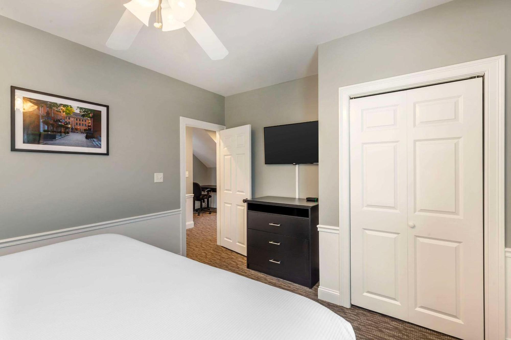 Hotel Essex Street & Suites, Ascend Collection 4*