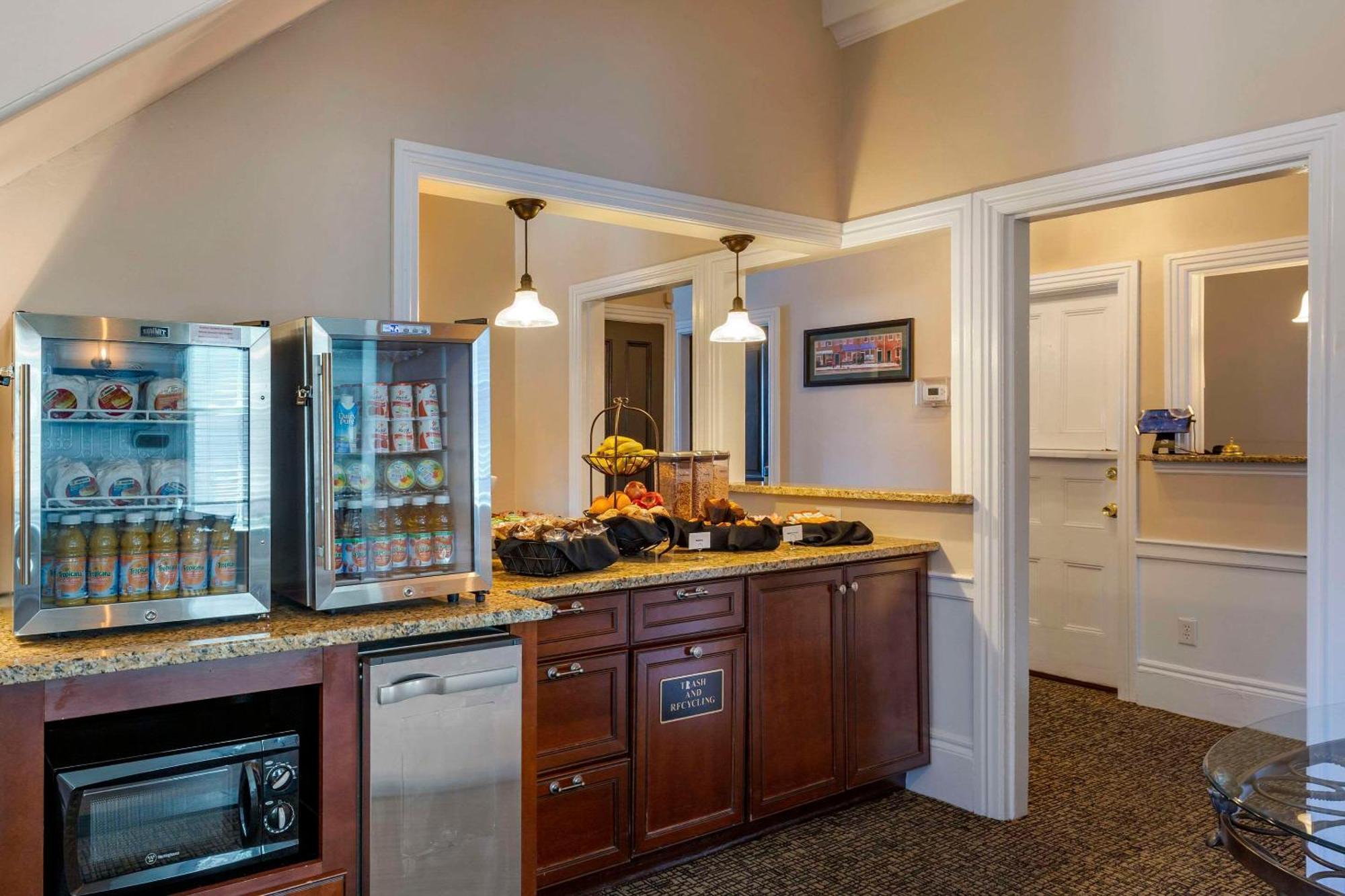 Essex Street & Suites, Ascend Collection Hotel 4*